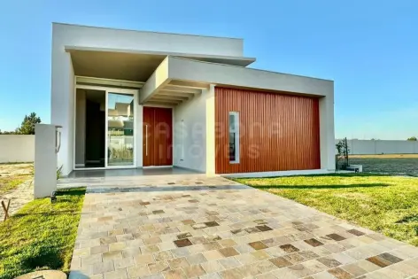 Imagem #1 do imóvel Casa moderna com 4 suítes e piscina no Condomínio Arenas Curumim