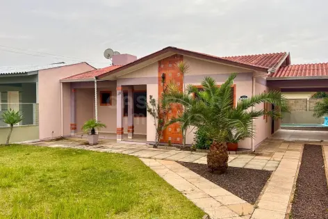 Imagem #2 do imóvel Casa com piscina e 3 dormitórios a 450 metros do mar no bairro Vista Alegre