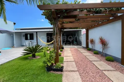 Imagem principal do Casa com 2 Dormitórios a 660 Metros da Praia – Espaço, Conforto e Excelente Localização