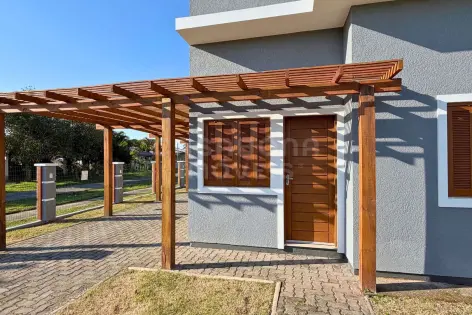 Imagem #3 do imóvel Casa com pátio gramado e pergolado de madeira