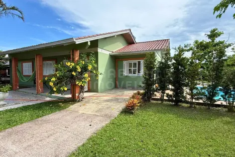 Imagem #2 do imóvel Ampla casa com 4 dormitórios a 500 metros da praia – Conforto, espaço e excelente posição solar