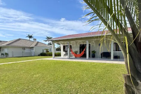 Imagem #4 do imóvel Casa com piscina e amplo jardim a 160 metros da praia em Arroio do Sal