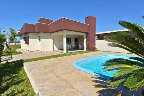 Imagem principal do Casa de Esquina com Piscina e Excelente Posição Solar – Conforto e Valorização Garantidos