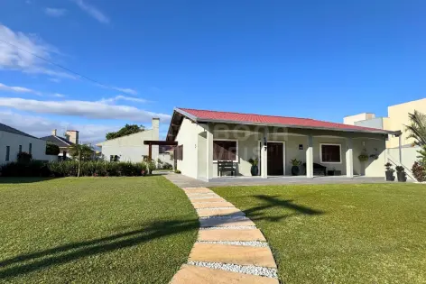 Imagem #2 do imóvel Casa com piscina e amplo jardim a 160 metros da praia em Arroio do Sal