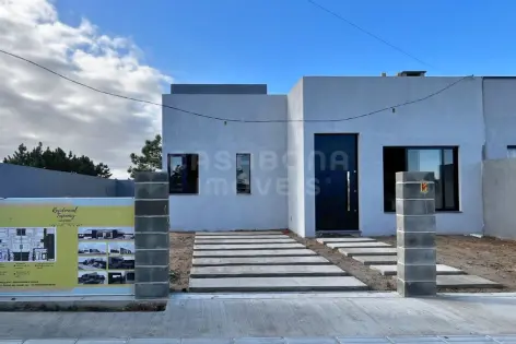 Imagem principal do Casa nova com suíte no Tupancy – a poucos metros do mar