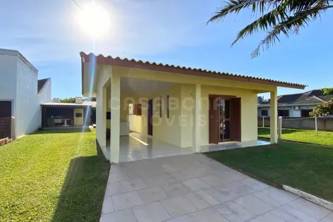 Imagem #2 do imóvel Casa a apenas 180 metros da praia, com piscina e espaço gourmet no Bairro São Jorge