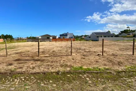 Imagem principal do Terreno com Posição Solar Norte – Oportunidade para Construir ou Investir