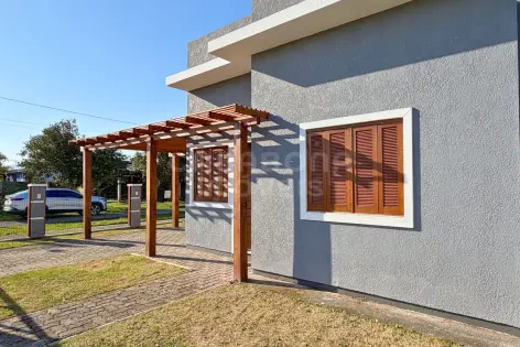 Imagem #2 do imóvel Casa com pátio gramado e pergolado de madeira