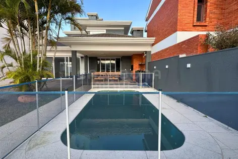 Imagem #1 do imóvel Casa de alto padrão com piscina a 100 metros do mar no bairro Malinsky