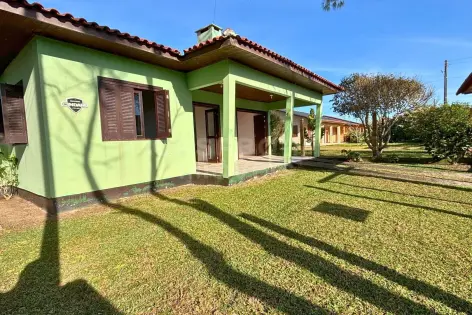 Imagem #1 do imóvel Casa com 4 dormitórios a apenas 60 metros da praia em Marambaia