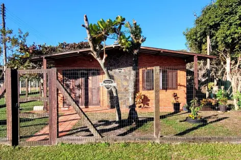 Imagem principal do Casa com suíte e lareira a 350 metros da praia – Bairro Bom Jesus