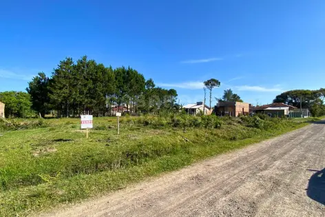 Imagem #3 do imóvel Terreno 10 x 30 no Balneário Figueirinha – Espaço e Potencial para Construir