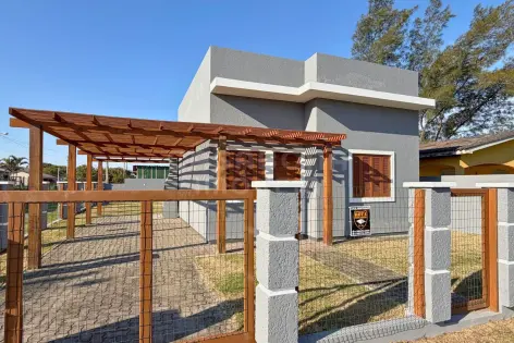 Imagem #1 do imóvel Casa com pátio gramado e pergolado de madeira