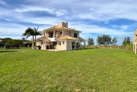Imagem #3 do imóvel Casa ampla com 4 suítes a apenas 40 metros do mar no Balneário Atlântico
