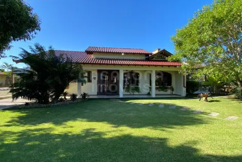 Imagem principal do Casa de Esquina com Amplo Terreno e Piscina – Arroio do Sal
