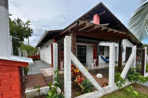 Imagem principal do Casa de Esquina Mobiliada no Centro de Arroio do Sal – A 490m da Praia