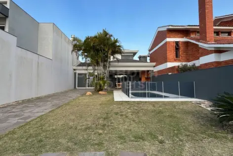 Imagem #2 do imóvel Casa de alto padrão com piscina a 100 metros do mar no bairro Malinsky