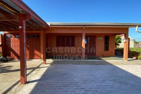 Imagem secundária do Residência Encantadora em Tijolo à Vista: Amplo Pátio e Proximidade do Mar