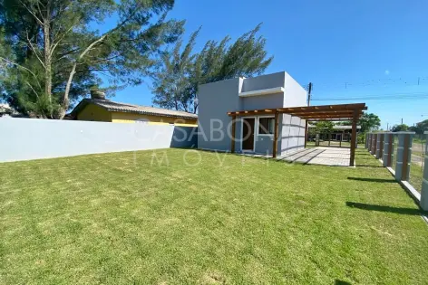 Imagem #4 do imóvel Casa com pátio gramado e pergolado de madeira