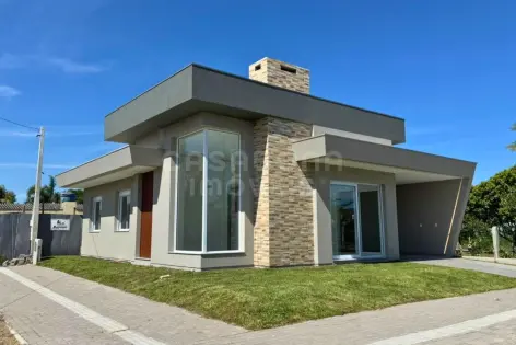 Imagem principal do Casa com excelente posição solar a poucos metros do mar em Arroio Teixeira