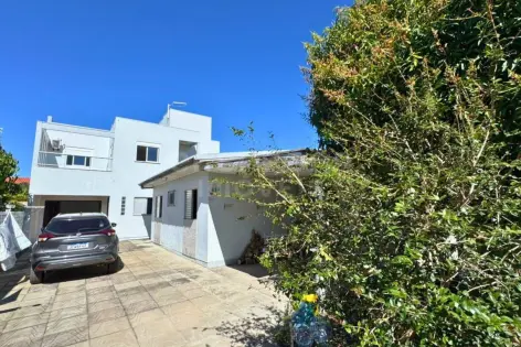 Imagem principal do Casa ampla com 2 moradias e 6 dormitórios perto do centro em Arroio do Sal