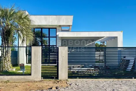 Imagem principal do Casa moderna com suíte e lareira a apenas 600m do mar em Arroio do Sal