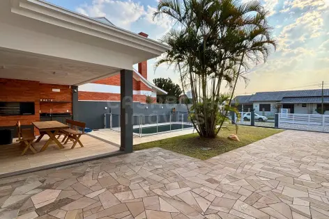 Imagem #4 do imóvel Casa de alto padrão com piscina a 100 metros do mar no bairro Malinsky