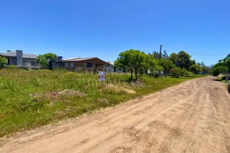 Imagem #3 do imóvel Terreno com ótima posição solar no Balneário Pérola, ideal para construir e investir!