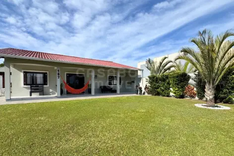 Imagem #1 do imóvel Casa com piscina e amplo jardim a 160 metros da praia em Arroio do Sal