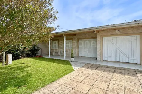 Imagem #1 do imóvel Casa com 3 dormitórios e jardim arborizado a 450 m da praia em Arroio do Sal