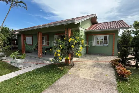 Imagem principal do Ampla casa com 4 dormitórios a 500 metros da praia – Conforto, espaço e excelente posição solar