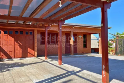 Imagem principal do Residência Encantadora em Tijolo à Vista: Amplo Pátio e Proximidade do Mar