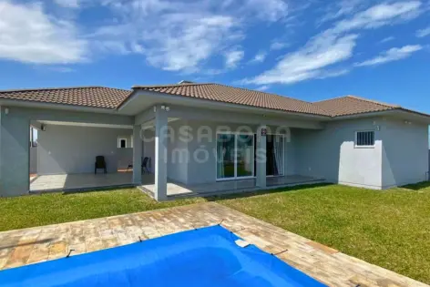 Imagem principal do Casa moderna com piscina a apenas 300 metros da praia no Bairro Esmeralda