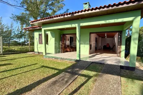 Imagem #2 do imóvel Casa com 4 dormitórios a apenas 60 metros da praia em Marambaia