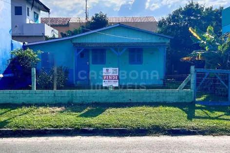 Imagem principal do Casa com potencial comercial à venda ao lado do CFC – Arroio do Sal