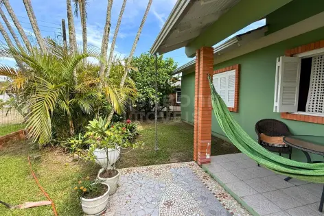 Imagem #3 do imóvel Ampla casa com 4 dormitórios a 500 metros da praia – Conforto, espaço e excelente posição solar