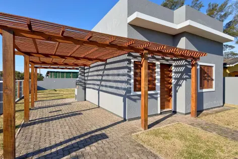 Imagem #4 do imóvel Casa com pátio gramado e pergolado de madeira