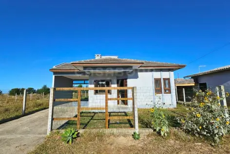 Imagem principal do Casa com 3 Dormitórios a 100m do Mar no Bairro Alfa – Conforto e Localização Privilegiada