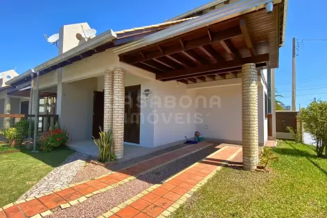 Imagem secundária do Sobrado mobiliado próximo ao mar e ao centro de Arroio do Sal