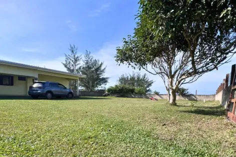 Imagem principal do Oportunidade única com três terrenos e casa a apenas 100 metros da praia em Sereia do Mar