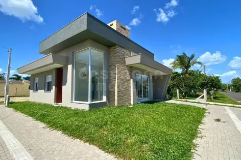 Imagem principal do Casa com excelente posição solar a poucos metros do mar em Arroio Teixeira