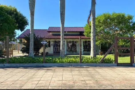 Imagem #3 do imóvel Casa de Esquina com Amplo Terreno e Piscina – Arroio do Sal