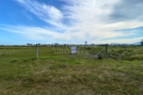 Imagem principal do Terreno com Excelente Localização na Praia Real de Torres – A Apenas 70 Metros do Mar