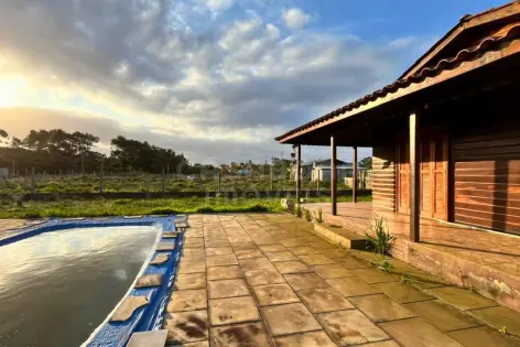 Imagem #3 do imóvel Casa de Madeira com Piscina e Suíte com Hidromassagem em Torres