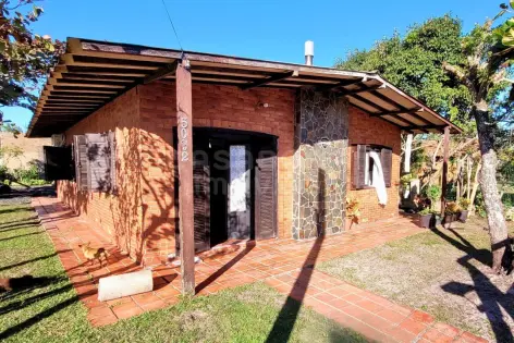 Imagem secundária do Casa com suíte e lareira a 350 metros da praia – Bairro Bom Jesus