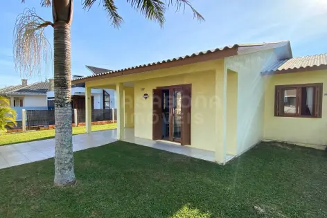 Imagem principal do Casa a apenas 180 metros da praia, com piscina e espaço gourmet no Bairro São Jorge
