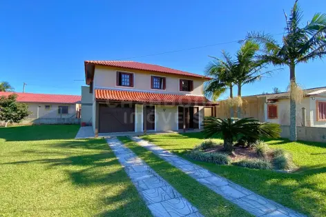 Imagem principal do Casa ampla com 5 dormitórios no Bairro Areias Brancas próxima ao mar