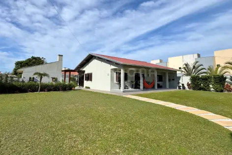 Imagem #3 do imóvel Casa com piscina e amplo jardim a 160 metros da praia em Arroio do Sal