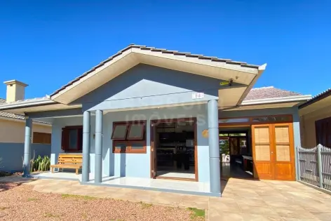 Imagem principal do Casa Mobiliada com Piscina a Poucos Passos da Praia em Arroio do Sal