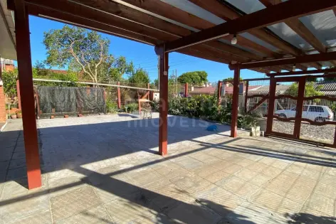 Imagem #4 do imóvel Residência Encantadora em Tijolo à Vista: Amplo Pátio e Proximidade do Mar